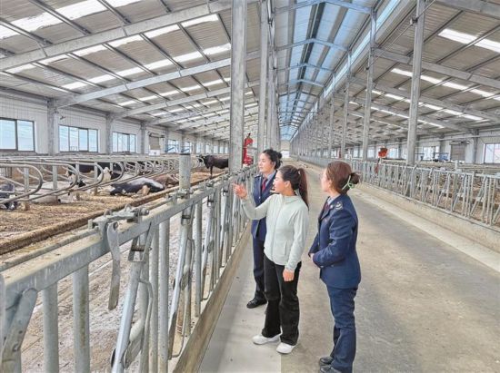 山南市：税惠“春风”拂沃野 服务“甘霖”助农兴